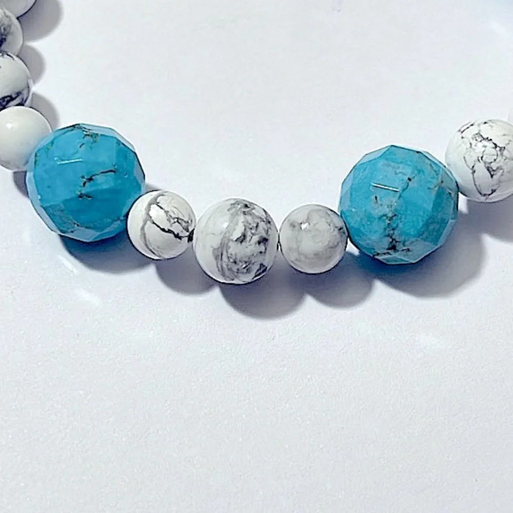 Genuine White Howlite w/ Faceted Blue Howlite & Freeform Pendant 🤍💎 - Picture 7 of 9